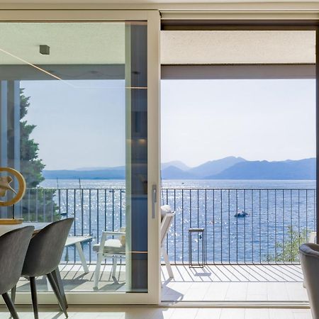 Salvatorehomes - Luxurious Dreamview Waterfront Apartment In Torri Del Benaco With Pool - Casa Azura - A 5 Star Luxury Collection At Lake Garda ภายนอก รูปภาพ