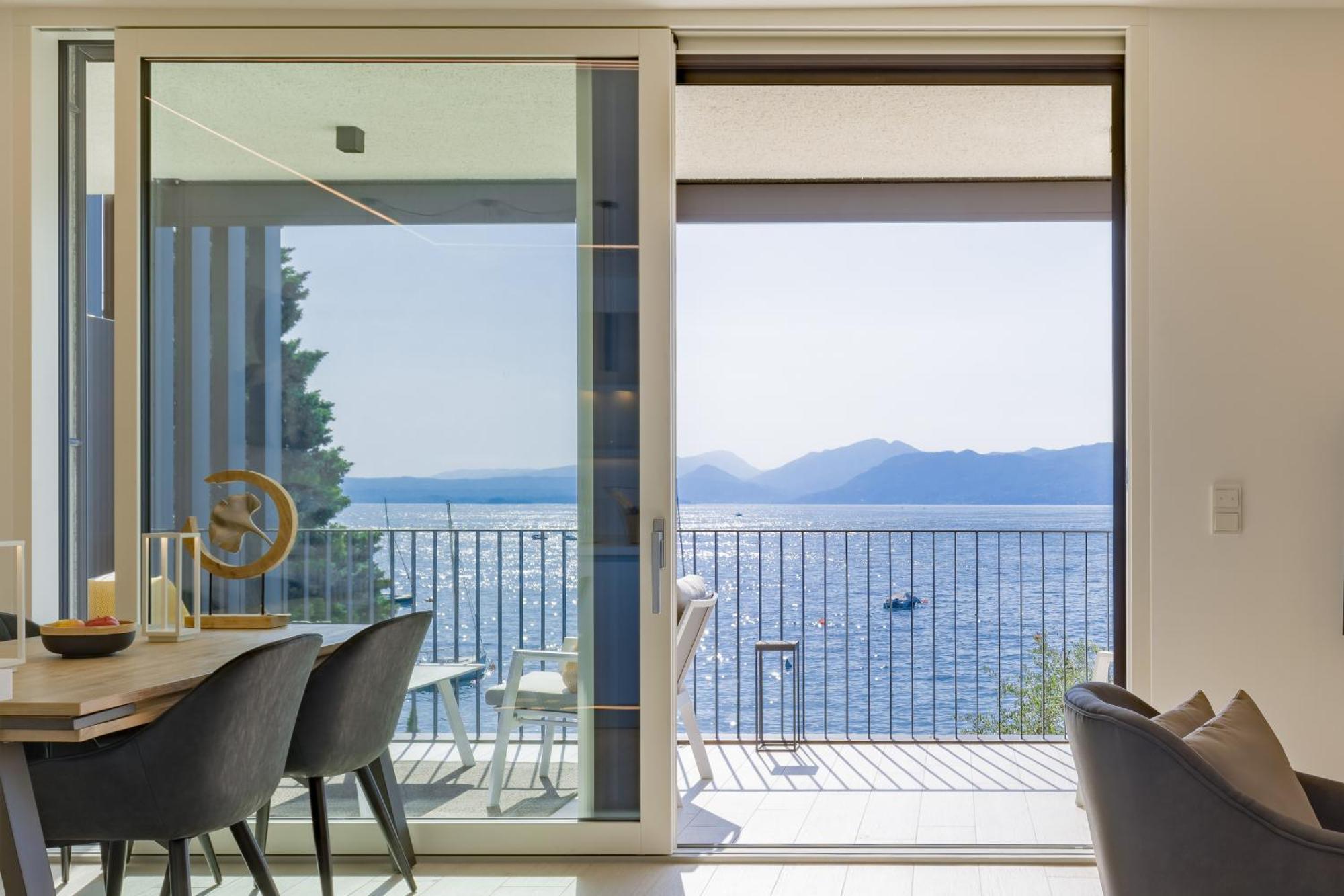 Salvatorehomes - Luxurious Dreamview Waterfront Apartment In Torri Del Benaco With Pool - Casa Azura - A 5 Star Luxury Collection At Lake Garda ภายนอก รูปภาพ