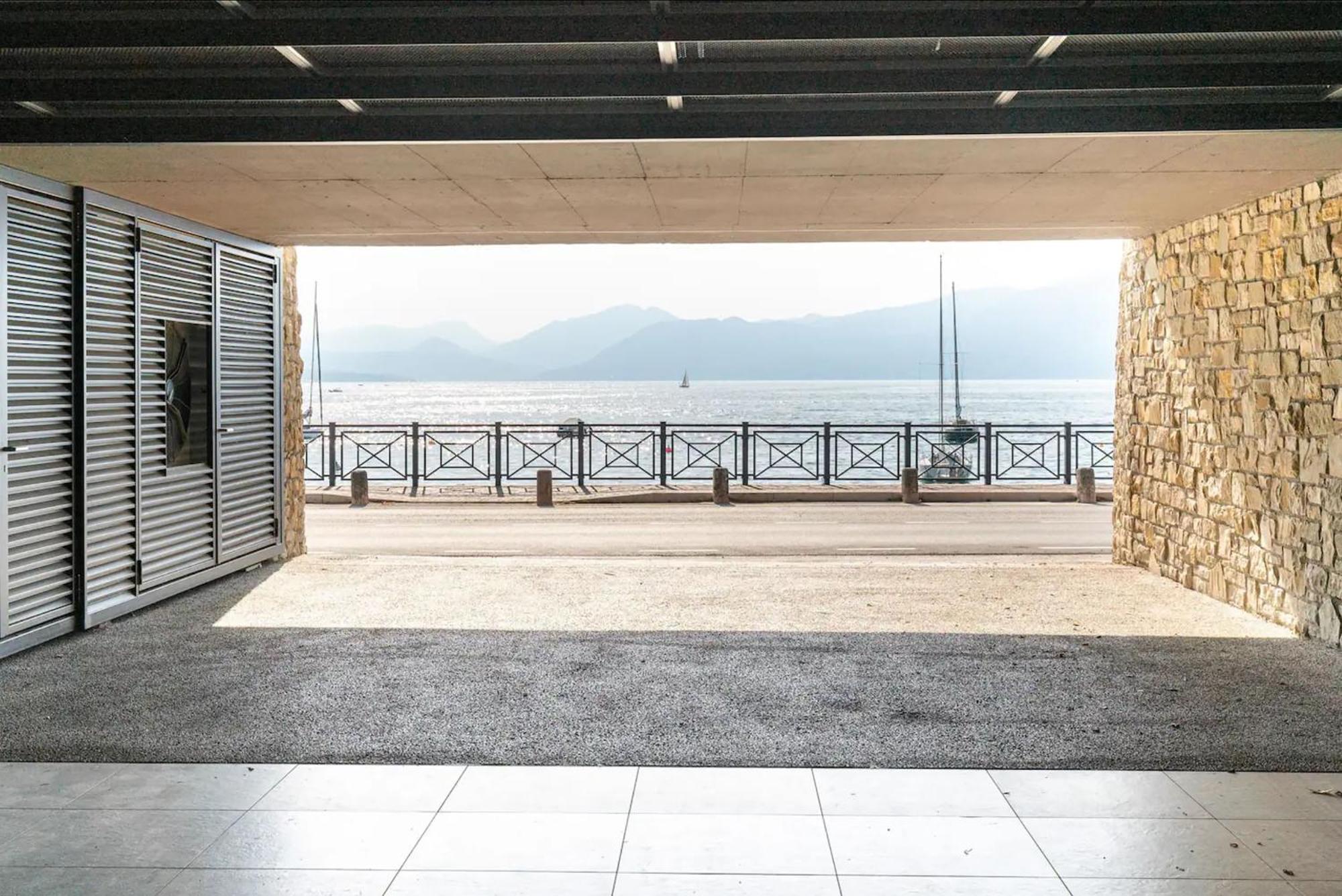 Salvatorehomes - Luxurious Dreamview Waterfront Apartment In Torri Del Benaco With Pool - Casa Azura - A 5 Star Luxury Collection At Lake Garda ภายนอก รูปภาพ
