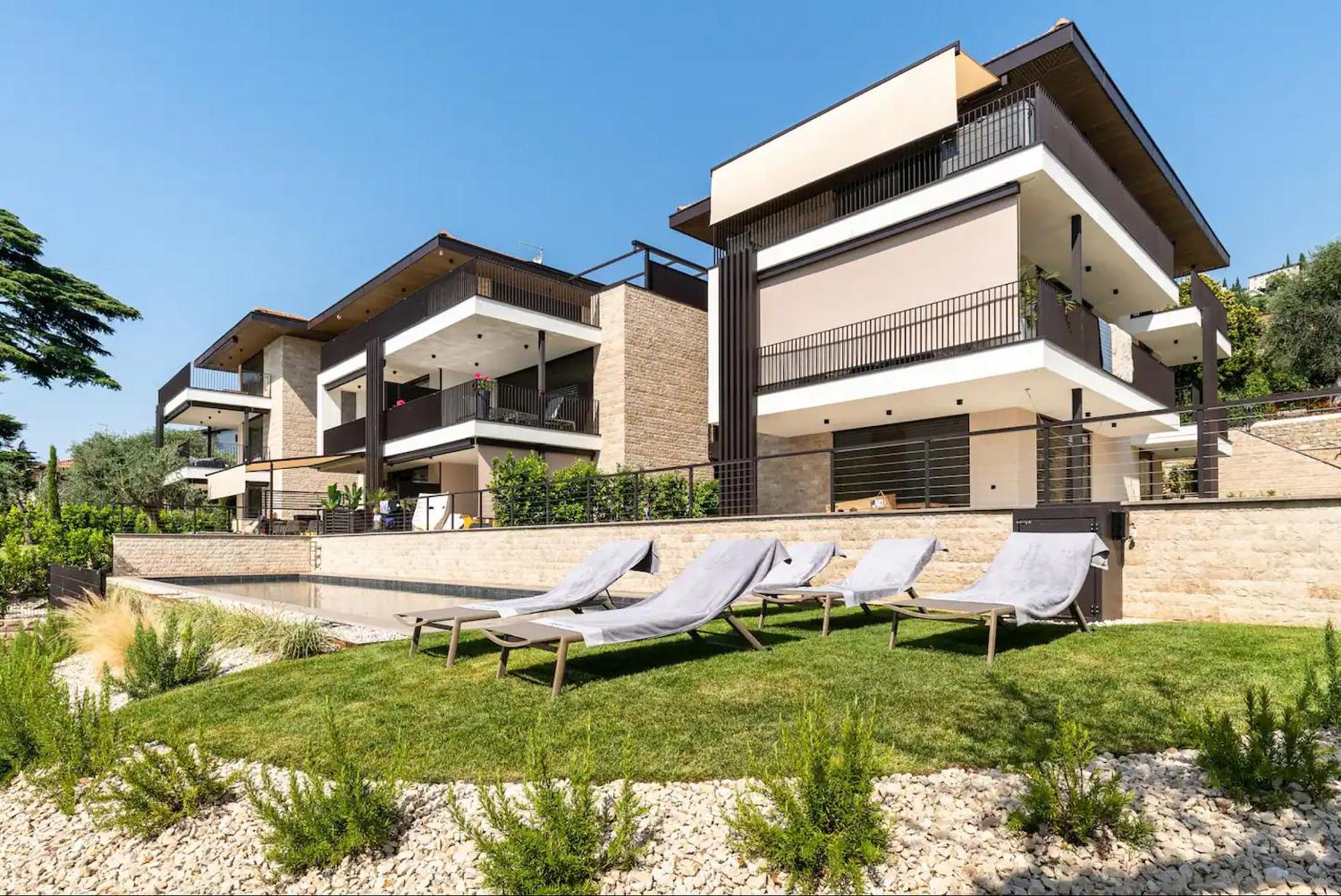 Salvatorehomes - Luxurious Dreamview Waterfront Apartment In Torri Del Benaco With Pool - Casa Azura - A 5 Star Luxury Collection At Lake Garda ภายนอก รูปภาพ