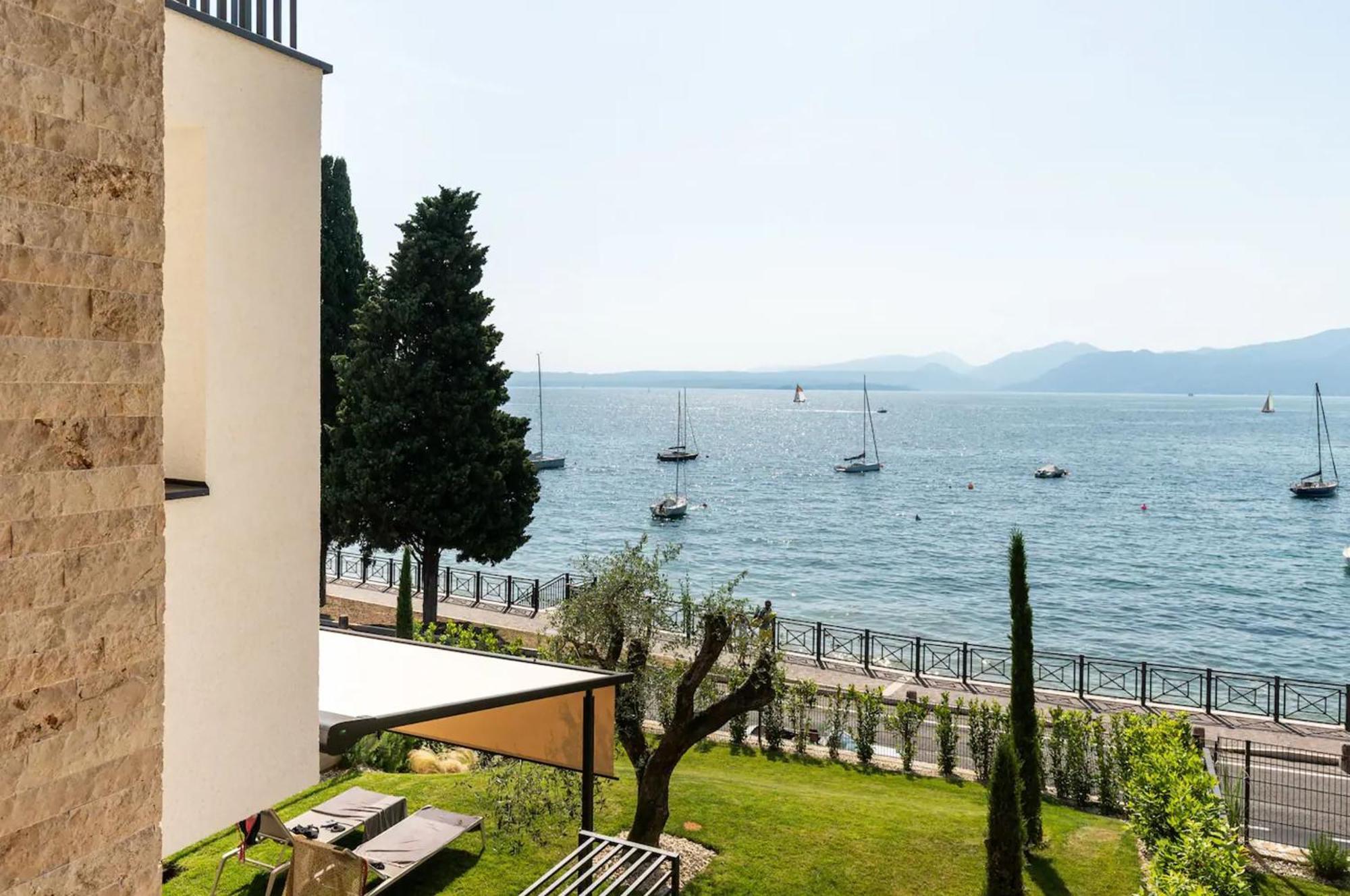 Salvatorehomes - Luxurious Dreamview Waterfront Apartment In Torri Del Benaco With Pool - Casa Azura - A 5 Star Luxury Collection At Lake Garda ภายนอก รูปภาพ