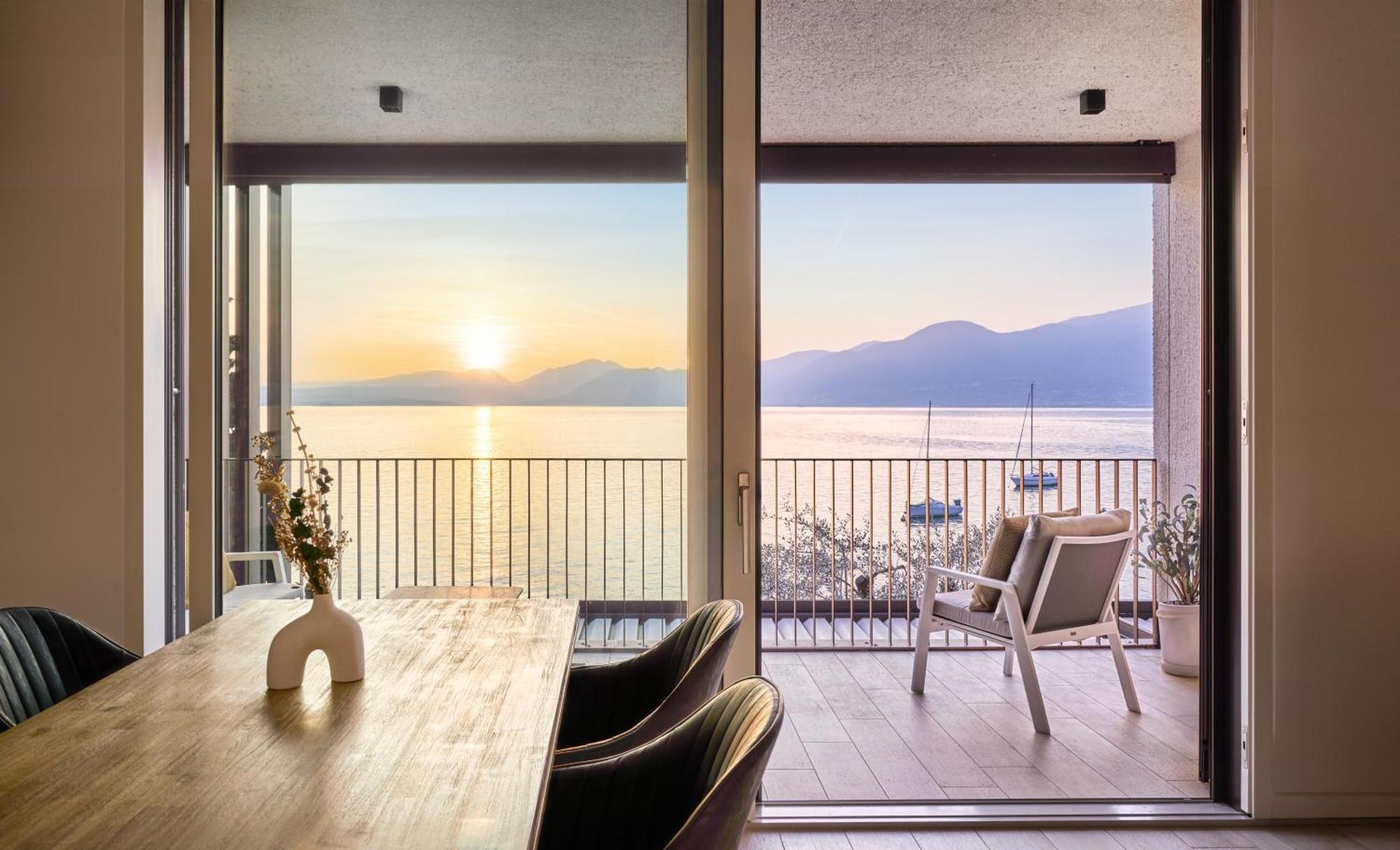Salvatorehomes - Luxurious Dreamview Waterfront Apartment In Torri Del Benaco With Pool - Casa Azura - A 5 Star Luxury Collection At Lake Garda ภายนอก รูปภาพ