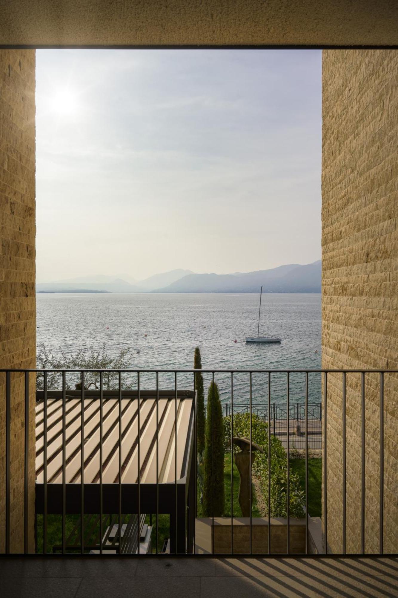Salvatorehomes - Luxurious Dreamview Waterfront Apartment In Torri Del Benaco With Pool - Casa Azura - A 5 Star Luxury Collection At Lake Garda ภายนอก รูปภาพ