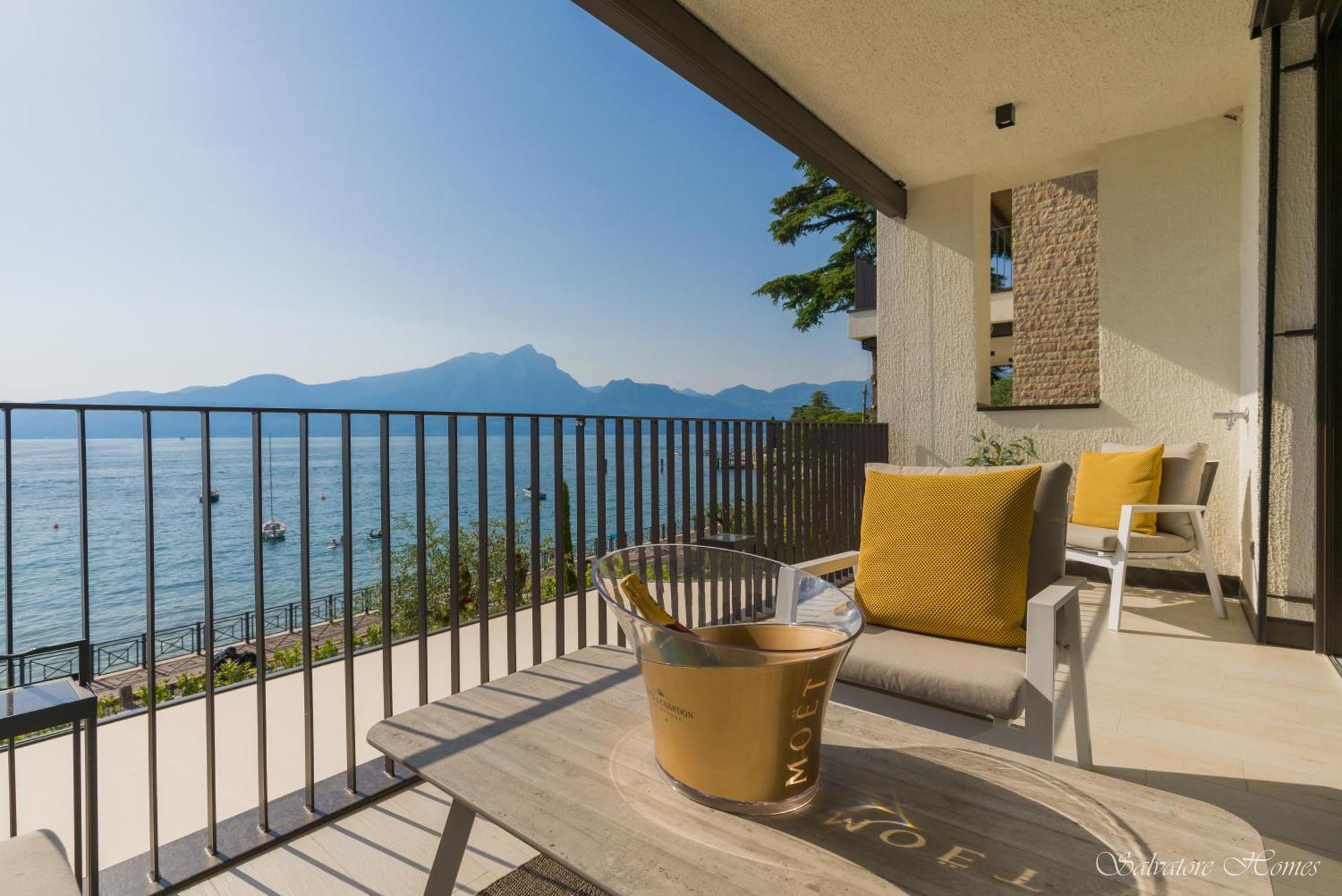 Salvatorehomes - Luxurious Dreamview Waterfront Apartment In Torri Del Benaco With Pool - Casa Azura - A 5 Star Luxury Collection At Lake Garda ภายนอก รูปภาพ