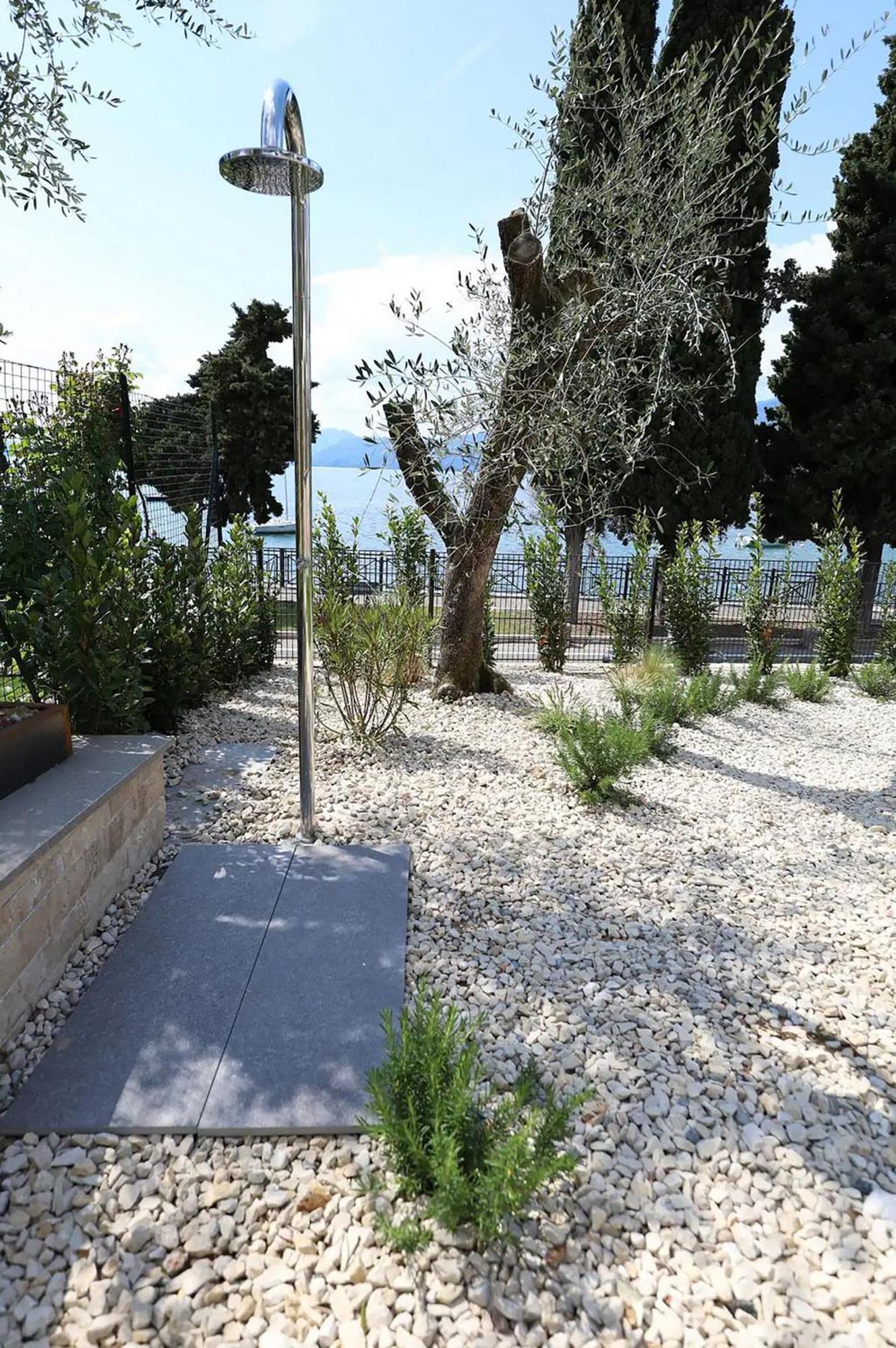 Salvatorehomes - Luxurious Dreamview Waterfront Apartment In Torri Del Benaco With Pool - Casa Azura - A 5 Star Luxury Collection At Lake Garda ภายนอก รูปภาพ