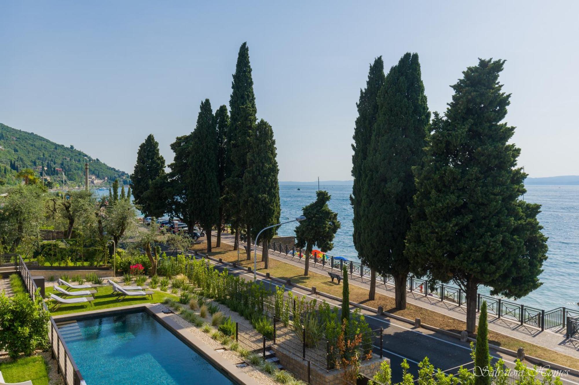 Salvatorehomes - Luxurious Dreamview Waterfront Apartment In Torri Del Benaco With Pool - Casa Azura - A 5 Star Luxury Collection At Lake Garda ภายนอก รูปภาพ