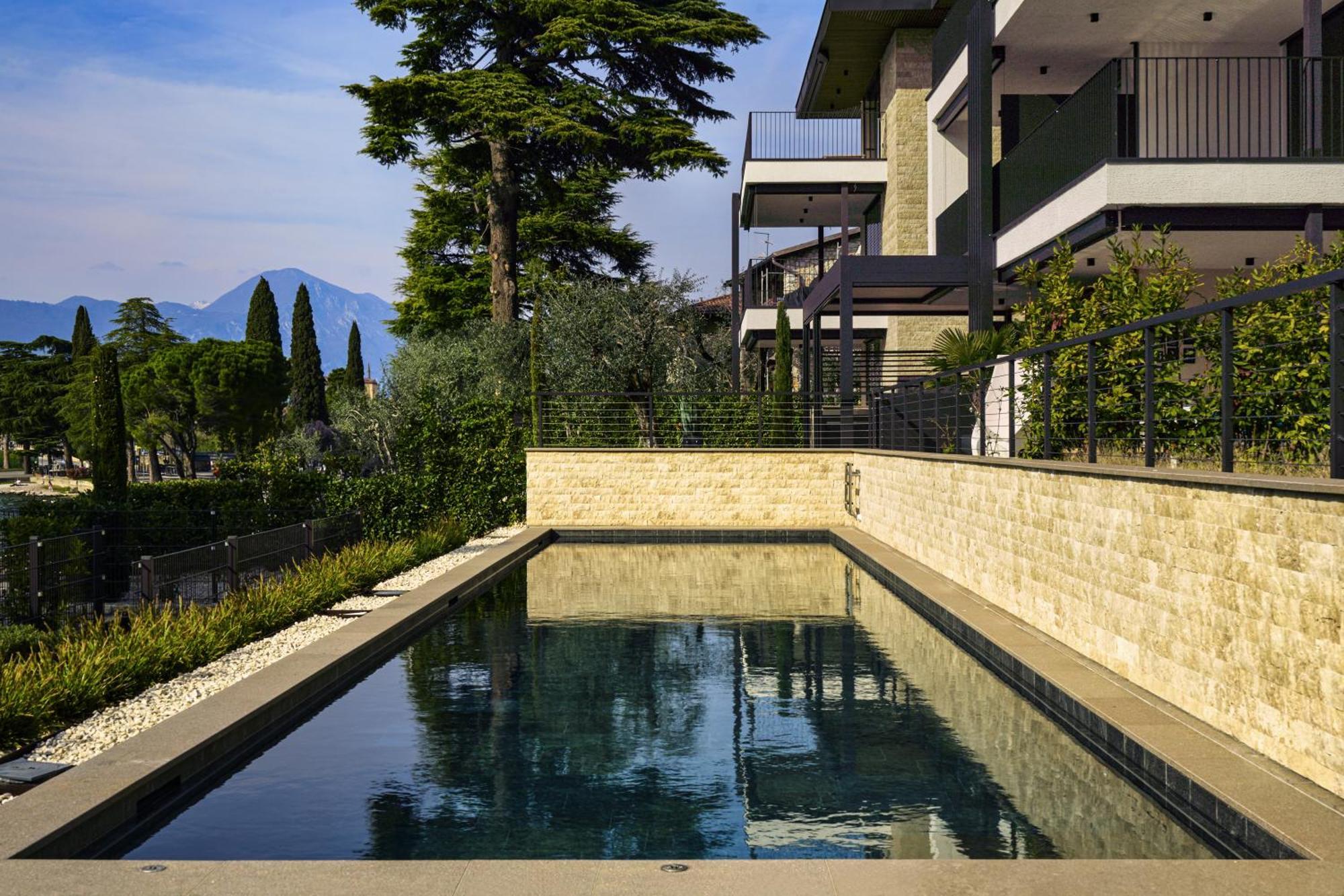 Salvatorehomes - Luxurious Dreamview Waterfront Apartment In Torri Del Benaco With Pool - Casa Azura - A 5 Star Luxury Collection At Lake Garda ภายนอก รูปภาพ