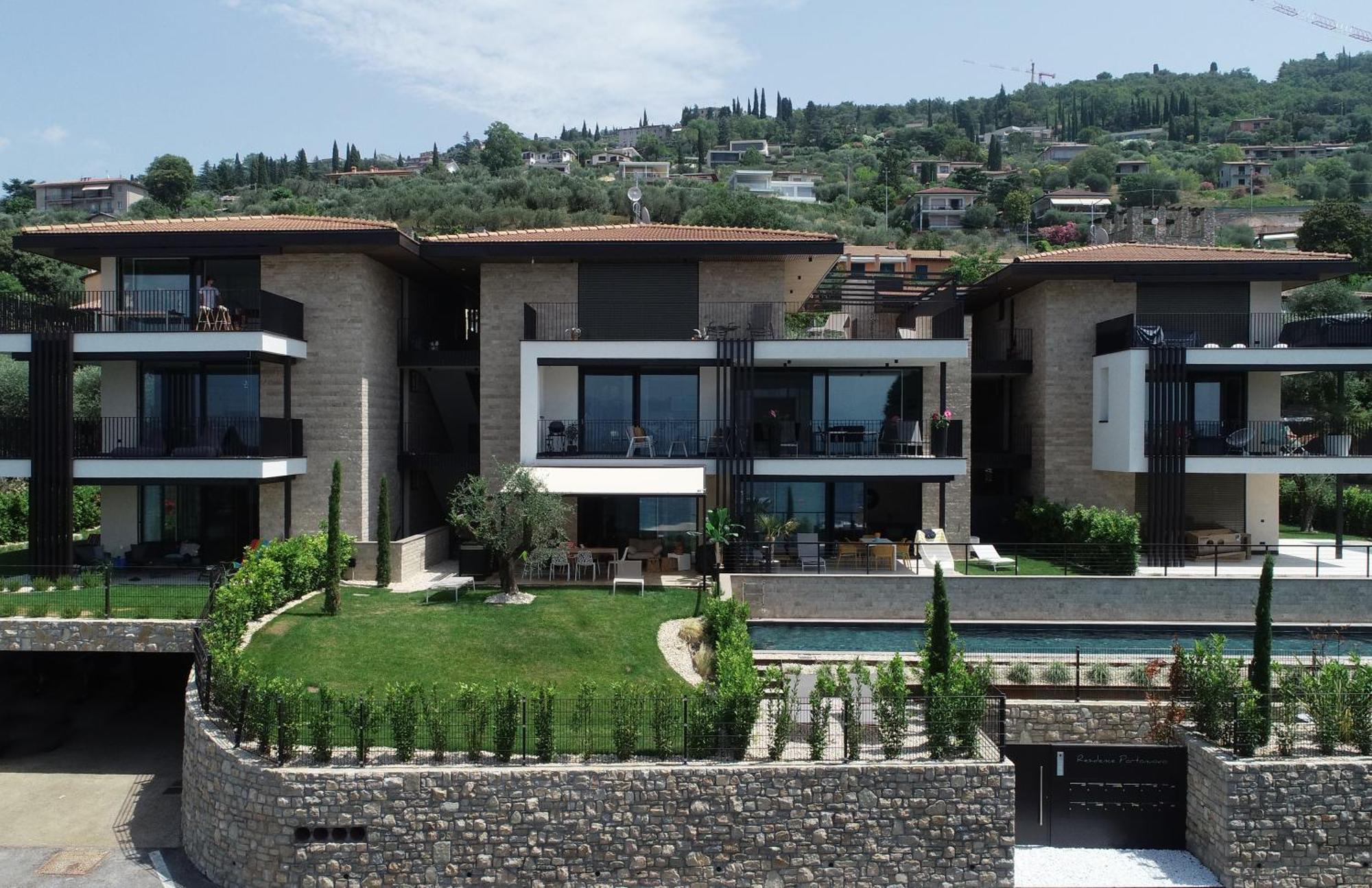 Salvatorehomes - Luxurious Dreamview Waterfront Apartment In Torri Del Benaco With Pool - Casa Azura - A 5 Star Luxury Collection At Lake Garda ภายนอก รูปภาพ