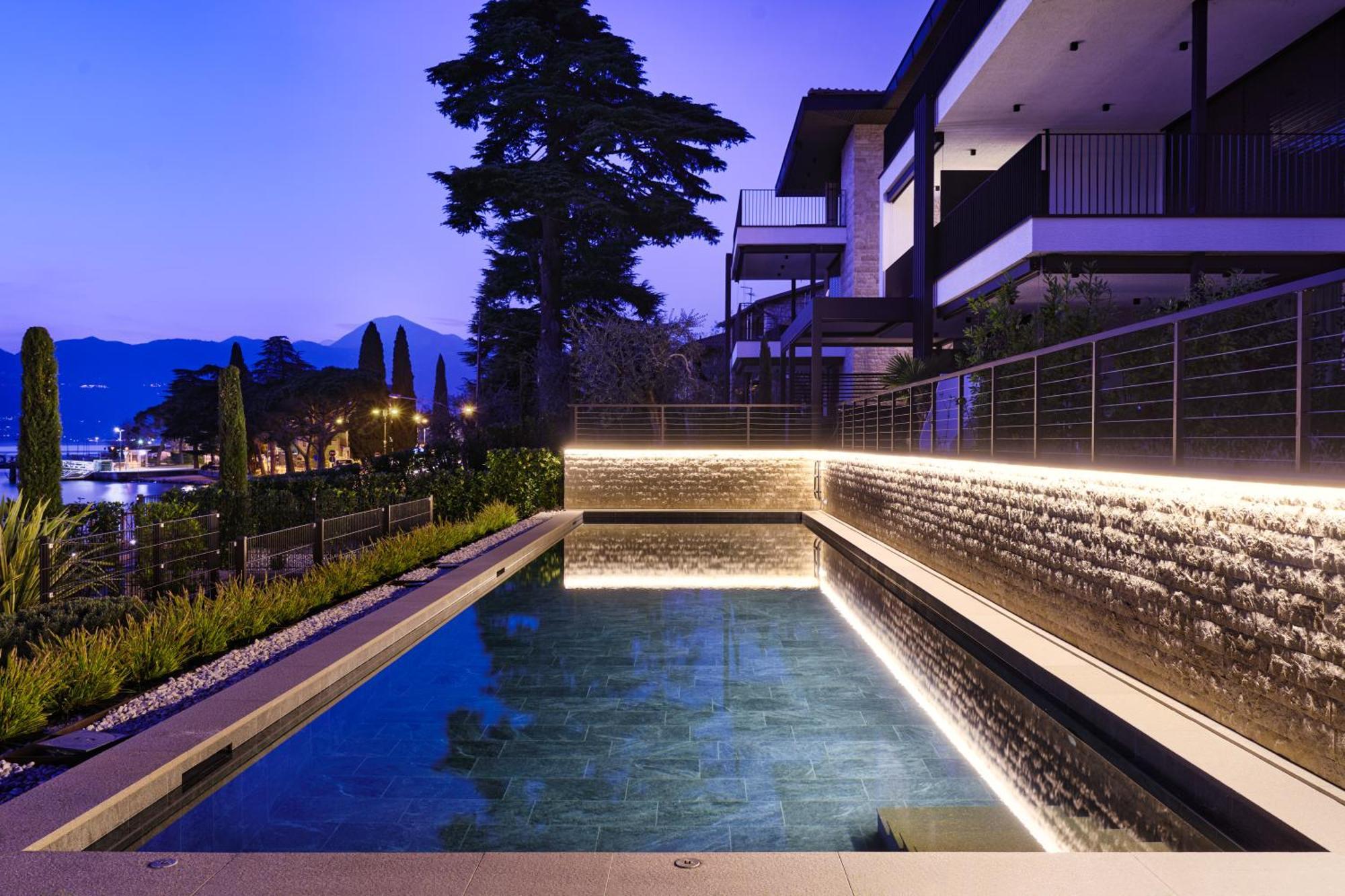 Salvatorehomes - Luxurious Dreamview Waterfront Apartment In Torri Del Benaco With Pool - Casa Azura - A 5 Star Luxury Collection At Lake Garda ภายนอก รูปภาพ