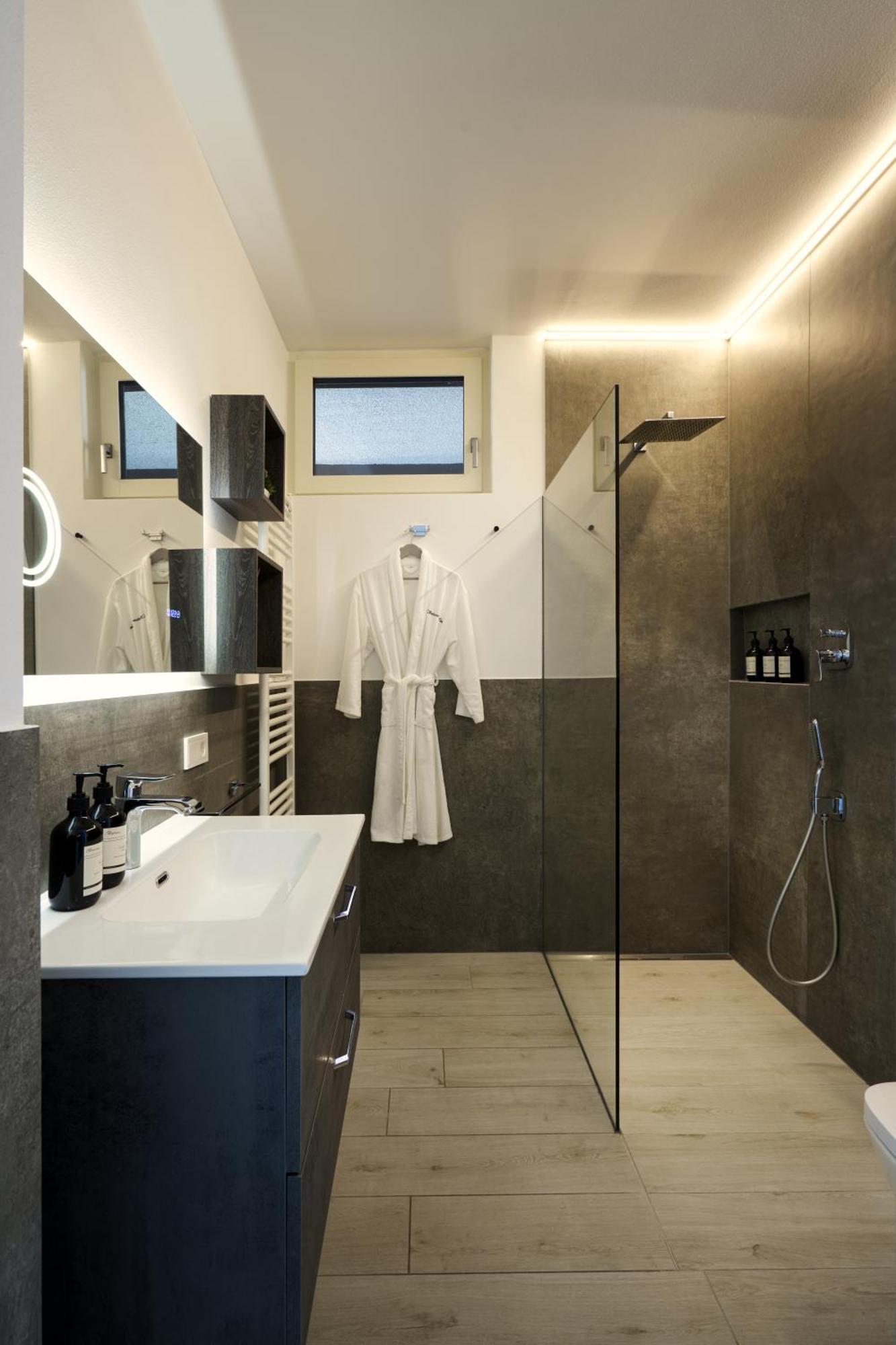 Salvatorehomes - Luxurious Dreamview Waterfront Apartment In Torri Del Benaco With Pool - Casa Azura - A 5 Star Luxury Collection At Lake Garda ภายนอก รูปภาพ