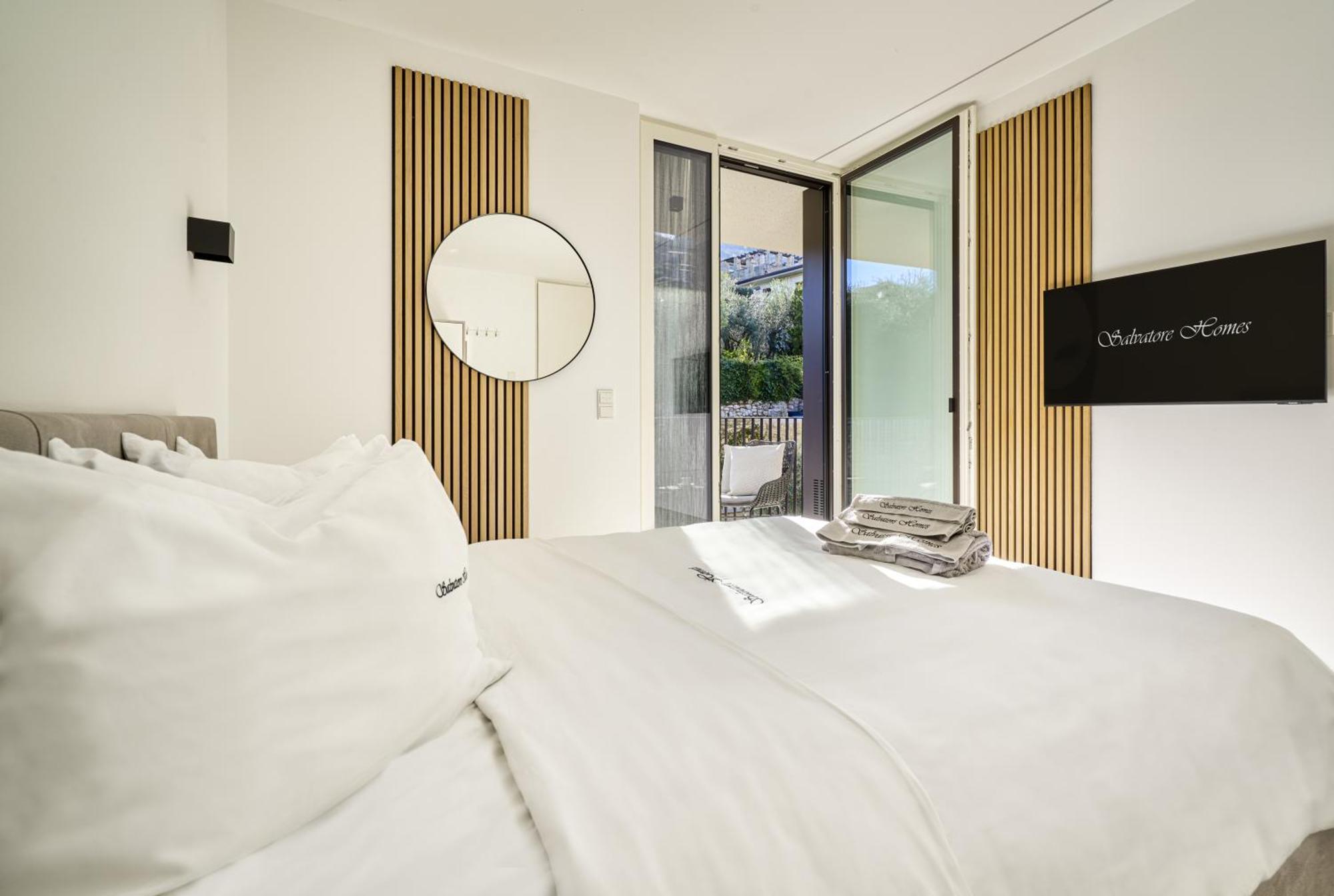 Salvatorehomes - Luxurious Dreamview Waterfront Apartment In Torri Del Benaco With Pool - Casa Azura - A 5 Star Luxury Collection At Lake Garda ภายนอก รูปภาพ