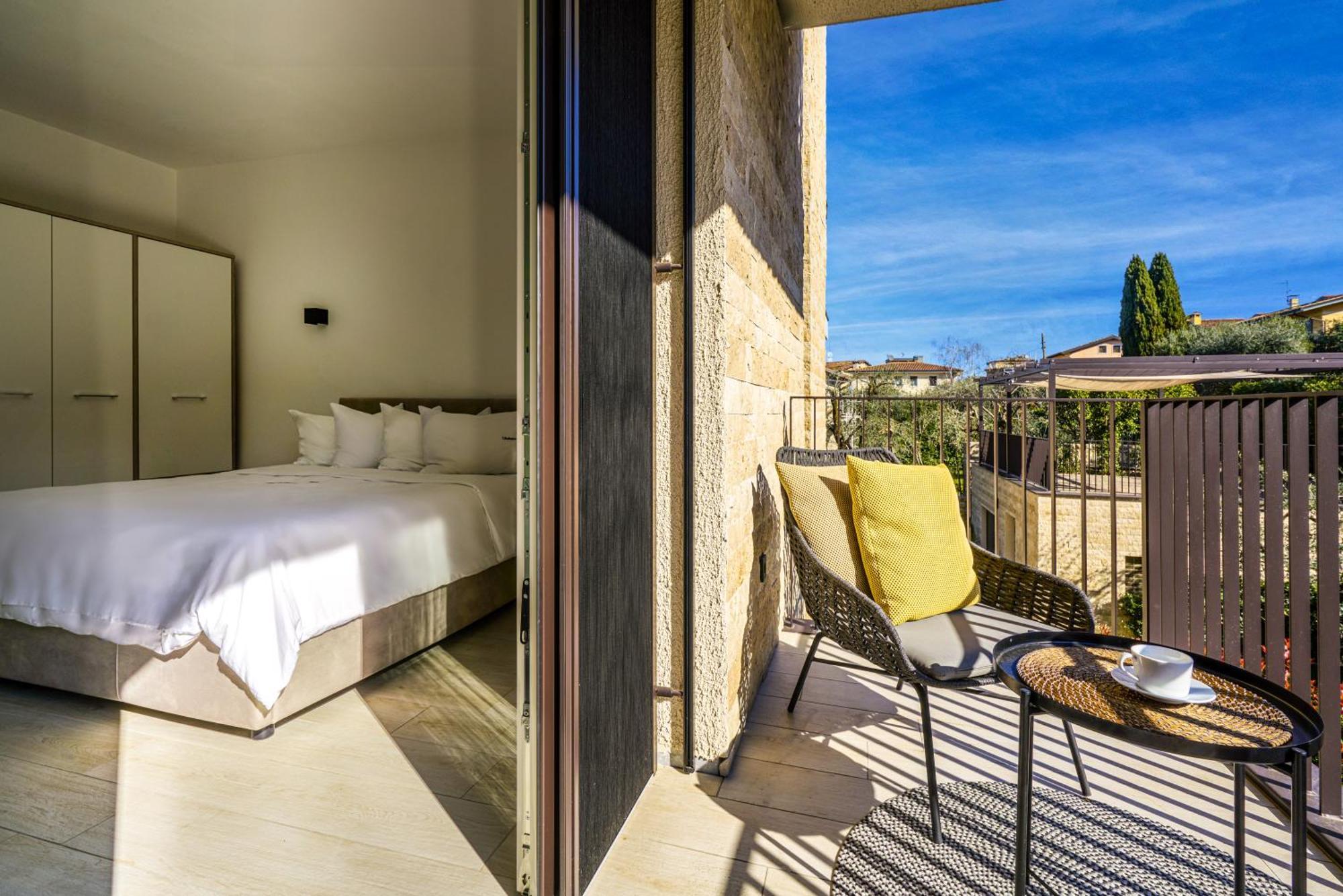 Salvatorehomes - Luxurious Dreamview Waterfront Apartment In Torri Del Benaco With Pool - Casa Azura - A 5 Star Luxury Collection At Lake Garda ภายนอก รูปภาพ