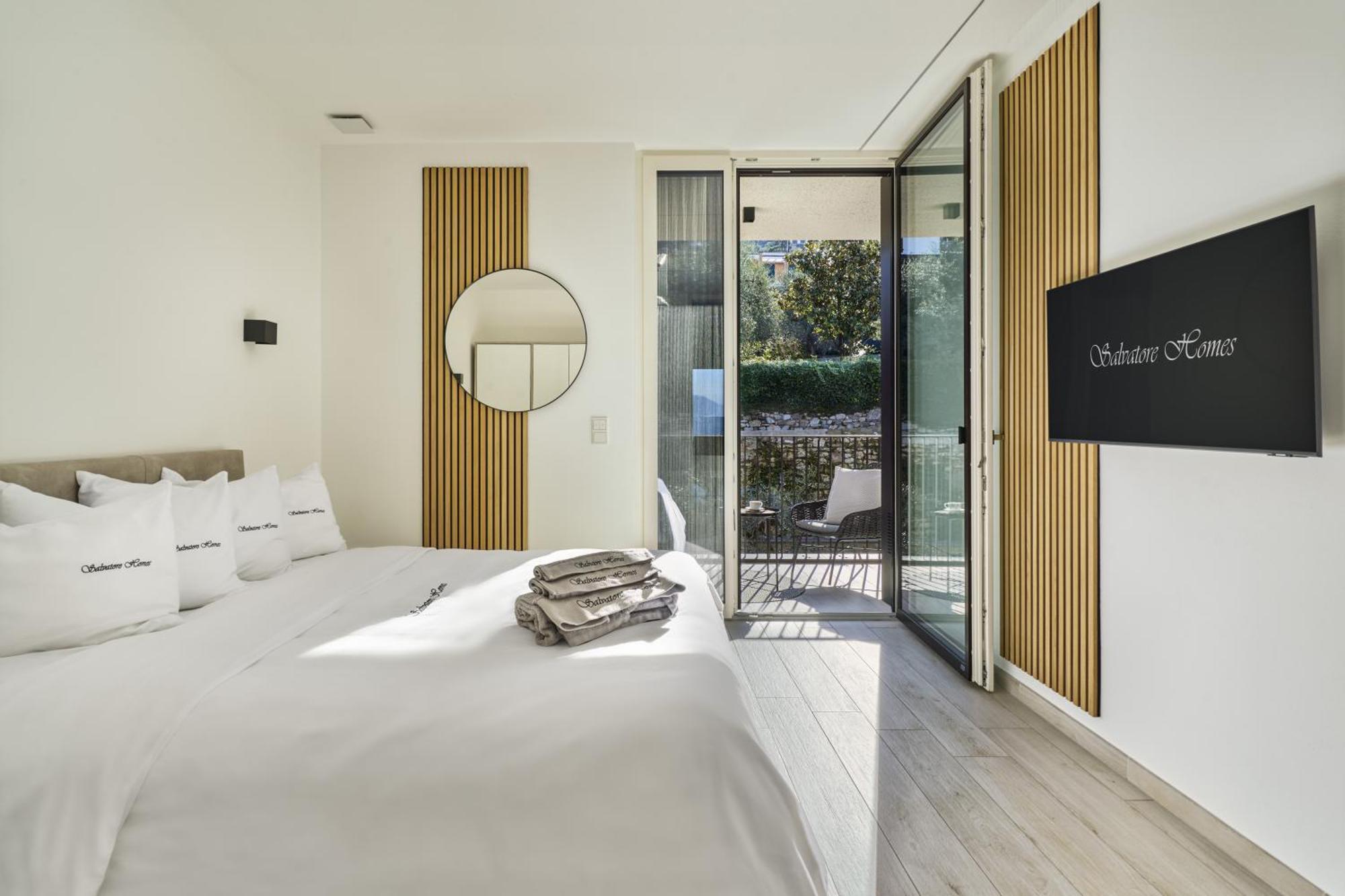 Salvatorehomes - Luxurious Dreamview Waterfront Apartment In Torri Del Benaco With Pool - Casa Azura - A 5 Star Luxury Collection At Lake Garda ภายนอก รูปภาพ