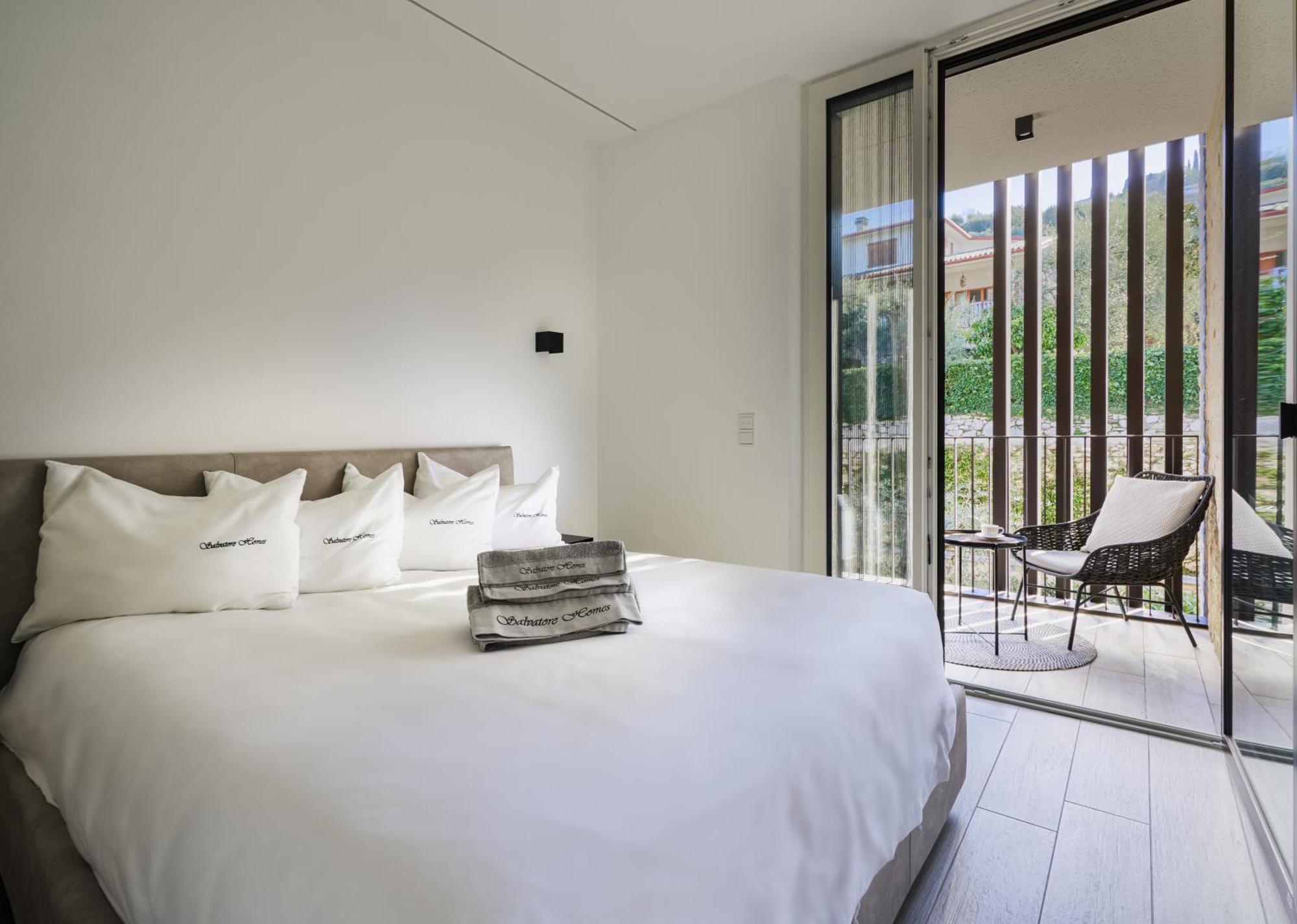 Salvatorehomes - Luxurious Dreamview Waterfront Apartment In Torri Del Benaco With Pool - Casa Azura - A 5 Star Luxury Collection At Lake Garda ภายนอก รูปภาพ