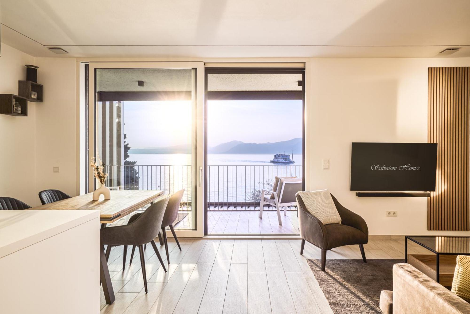 Salvatorehomes - Luxurious Dreamview Waterfront Apartment In Torri Del Benaco With Pool - Casa Azura - A 5 Star Luxury Collection At Lake Garda ภายนอก รูปภาพ