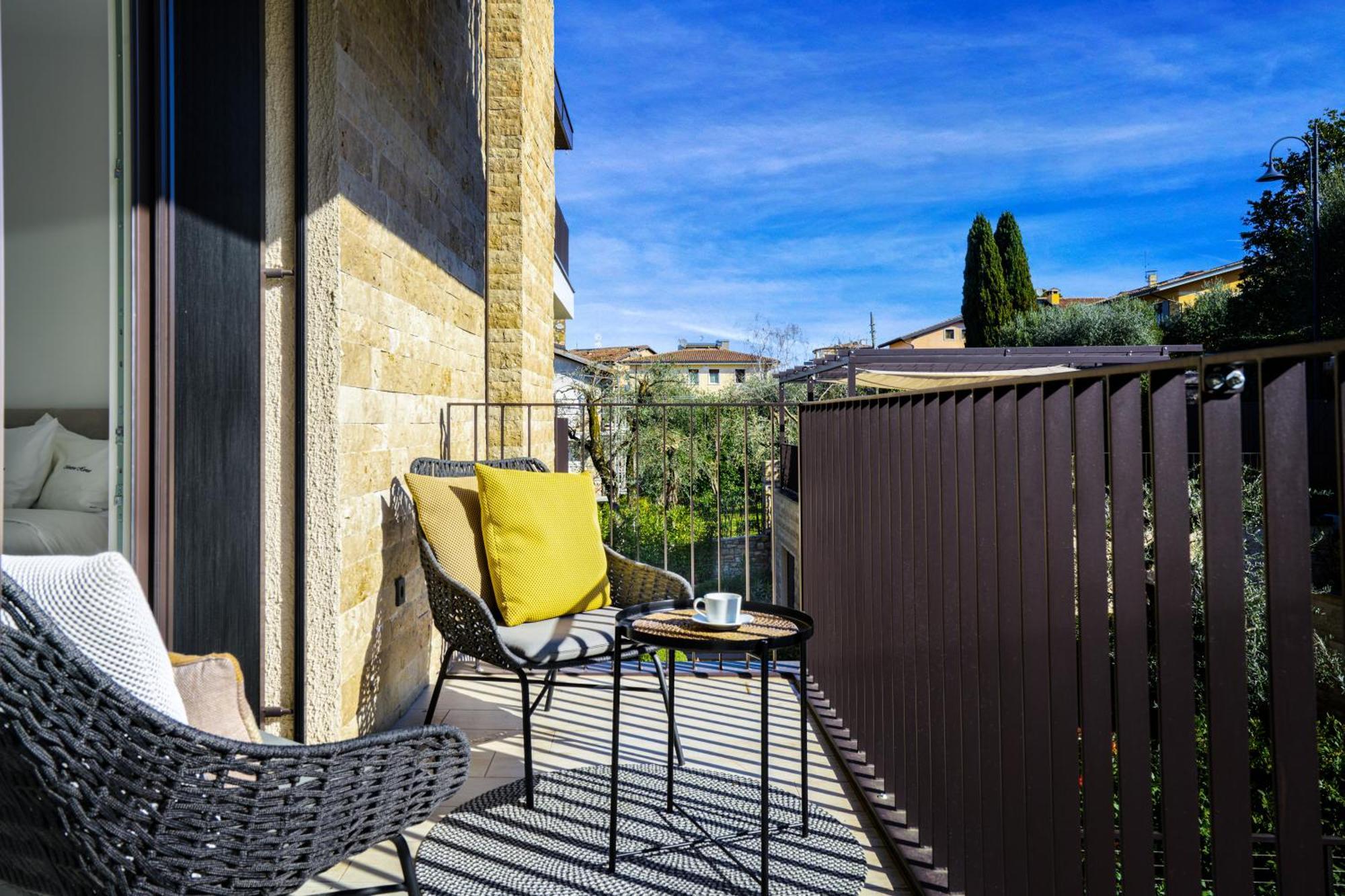 Salvatorehomes - Luxurious Dreamview Waterfront Apartment In Torri Del Benaco With Pool - Casa Azura - A 5 Star Luxury Collection At Lake Garda ภายนอก รูปภาพ