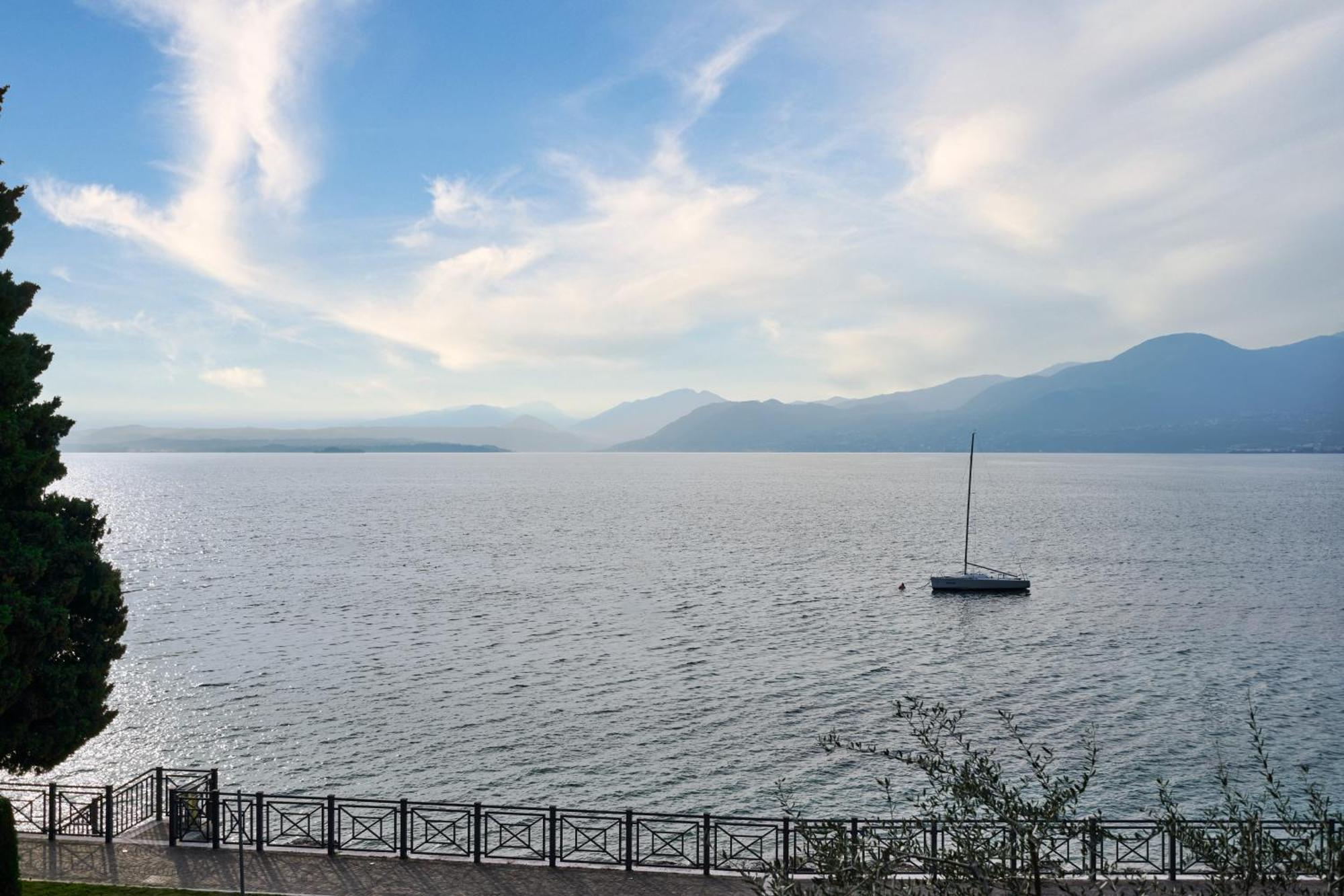 Salvatorehomes - Luxurious Dreamview Waterfront Apartment In Torri Del Benaco With Pool - Casa Azura - A 5 Star Luxury Collection At Lake Garda ภายนอก รูปภาพ
