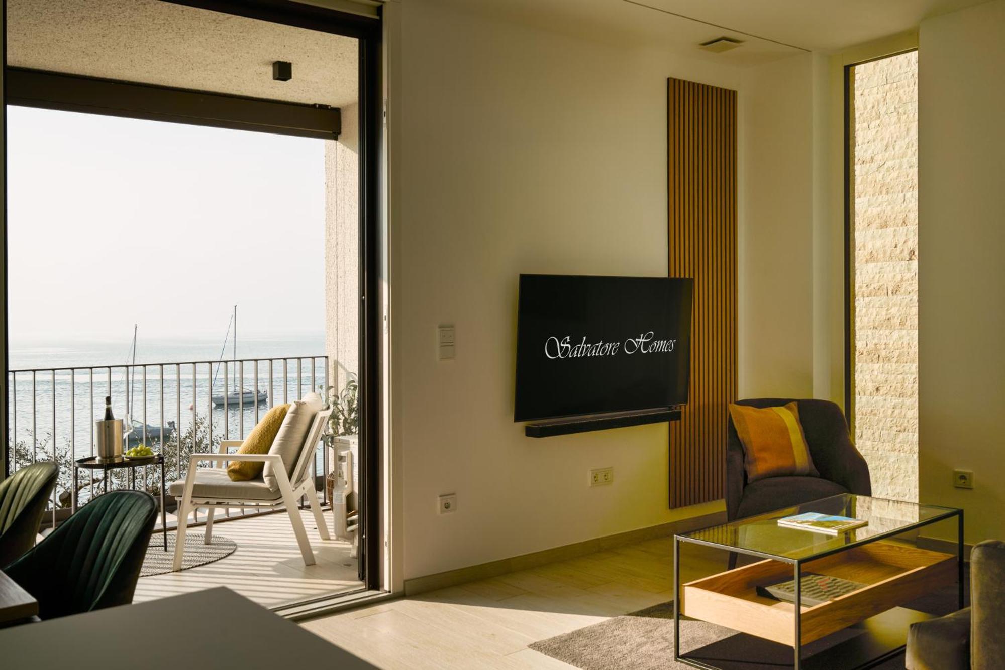 Salvatorehomes - Luxurious Dreamview Waterfront Apartment In Torri Del Benaco With Pool - Casa Azura - A 5 Star Luxury Collection At Lake Garda ภายนอก รูปภาพ