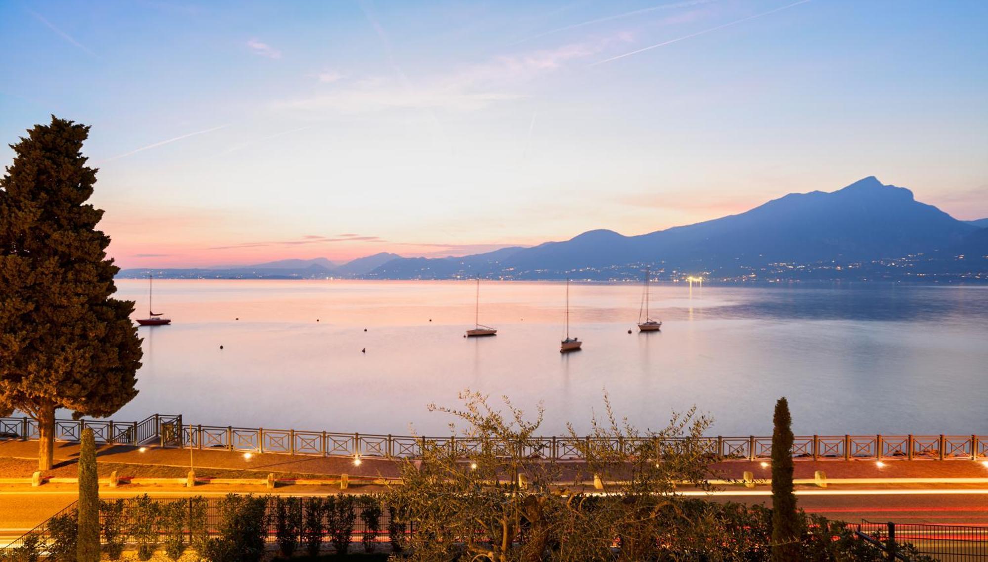 Salvatorehomes - Luxurious Dreamview Waterfront Apartment In Torri Del Benaco With Pool - Casa Azura - A 5 Star Luxury Collection At Lake Garda ภายนอก รูปภาพ