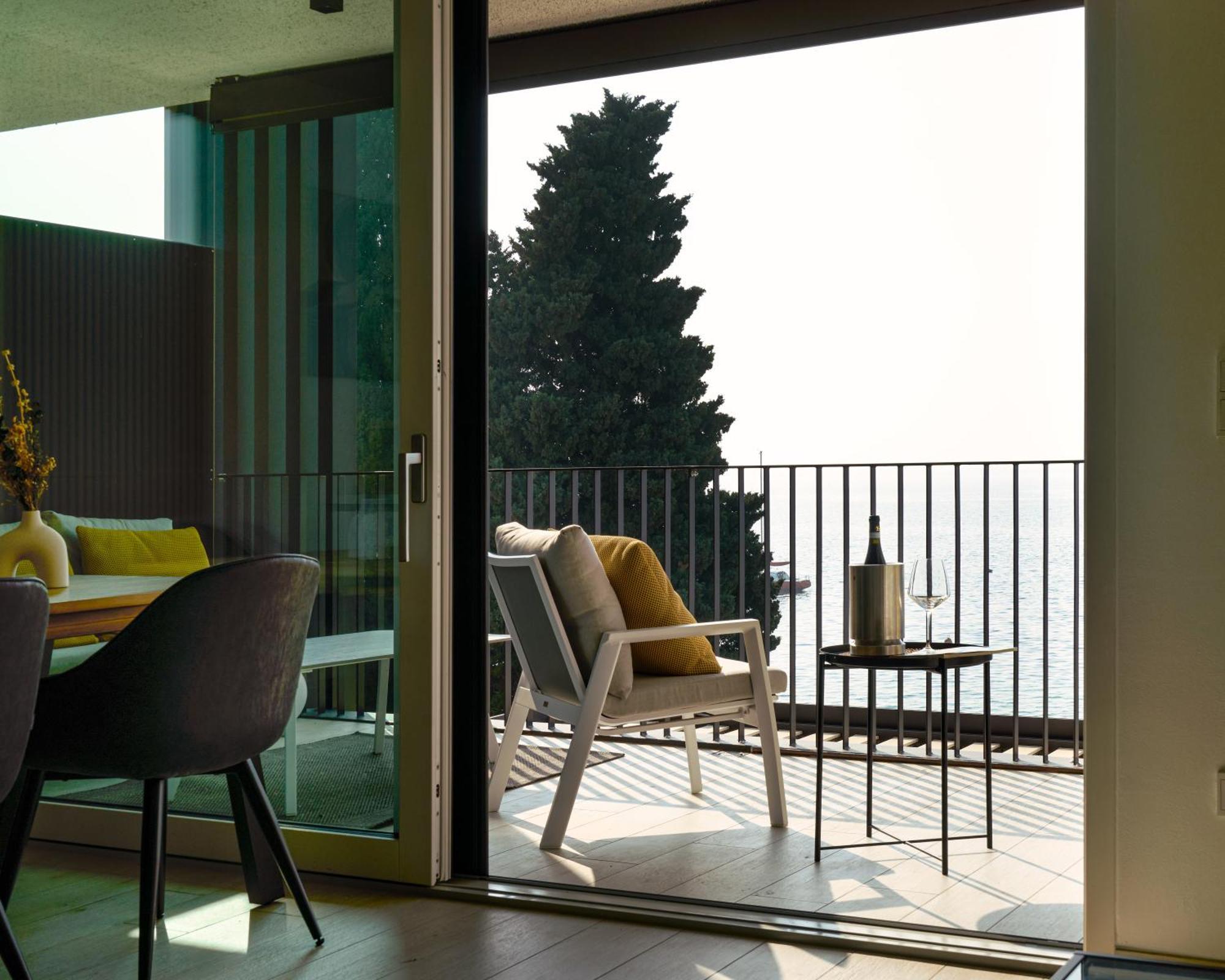 Salvatorehomes - Luxurious Dreamview Waterfront Apartment In Torri Del Benaco With Pool - Casa Azura - A 5 Star Luxury Collection At Lake Garda ภายนอก รูปภาพ