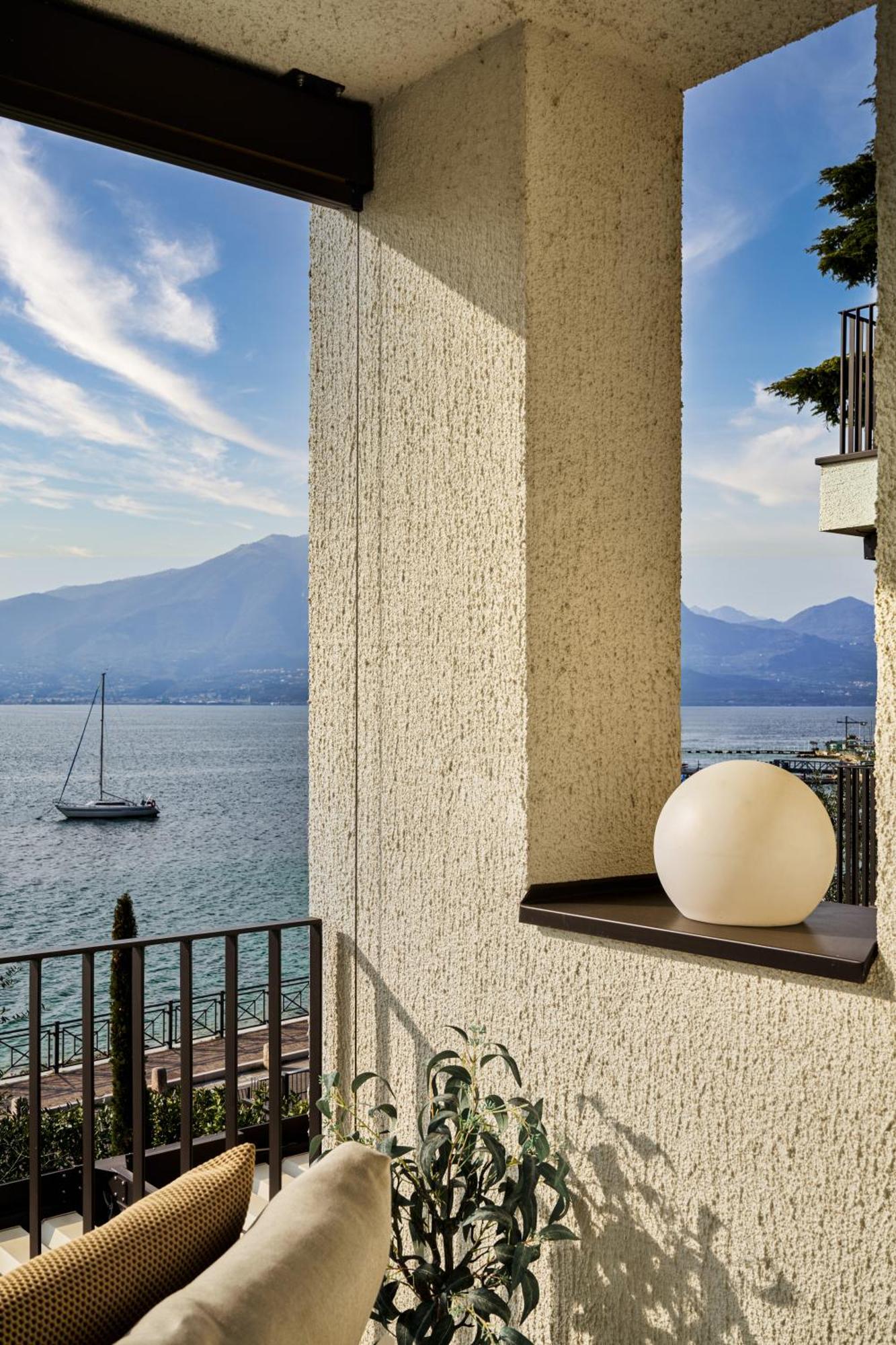 Salvatorehomes - Luxurious Dreamview Waterfront Apartment In Torri Del Benaco With Pool - Casa Azura - A 5 Star Luxury Collection At Lake Garda ภายนอก รูปภาพ