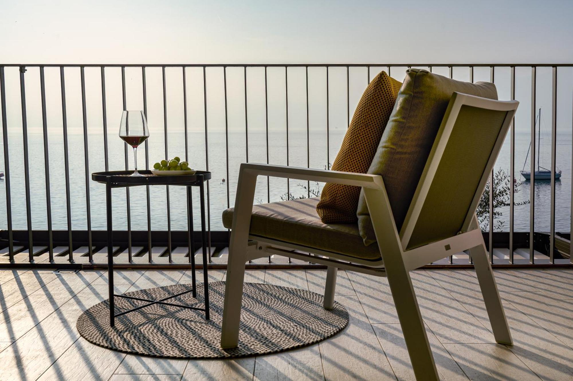 Salvatorehomes - Luxurious Dreamview Waterfront Apartment In Torri Del Benaco With Pool - Casa Azura - A 5 Star Luxury Collection At Lake Garda ภายนอก รูปภาพ